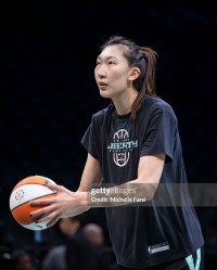 体育客户端下载-时隔三年重返WNBA！韩旭首秀斩全场最高20分，难阻自由人季前赛落败|纽约自由人|纽约|印第安纳狂热|印第安纳|北京女篮_新浪体育_新浪新闻