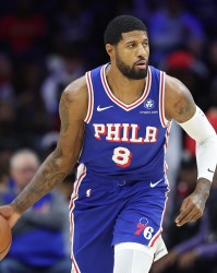 状态不错！保罗·乔治里突外投连中两球 帮助76人占据主动